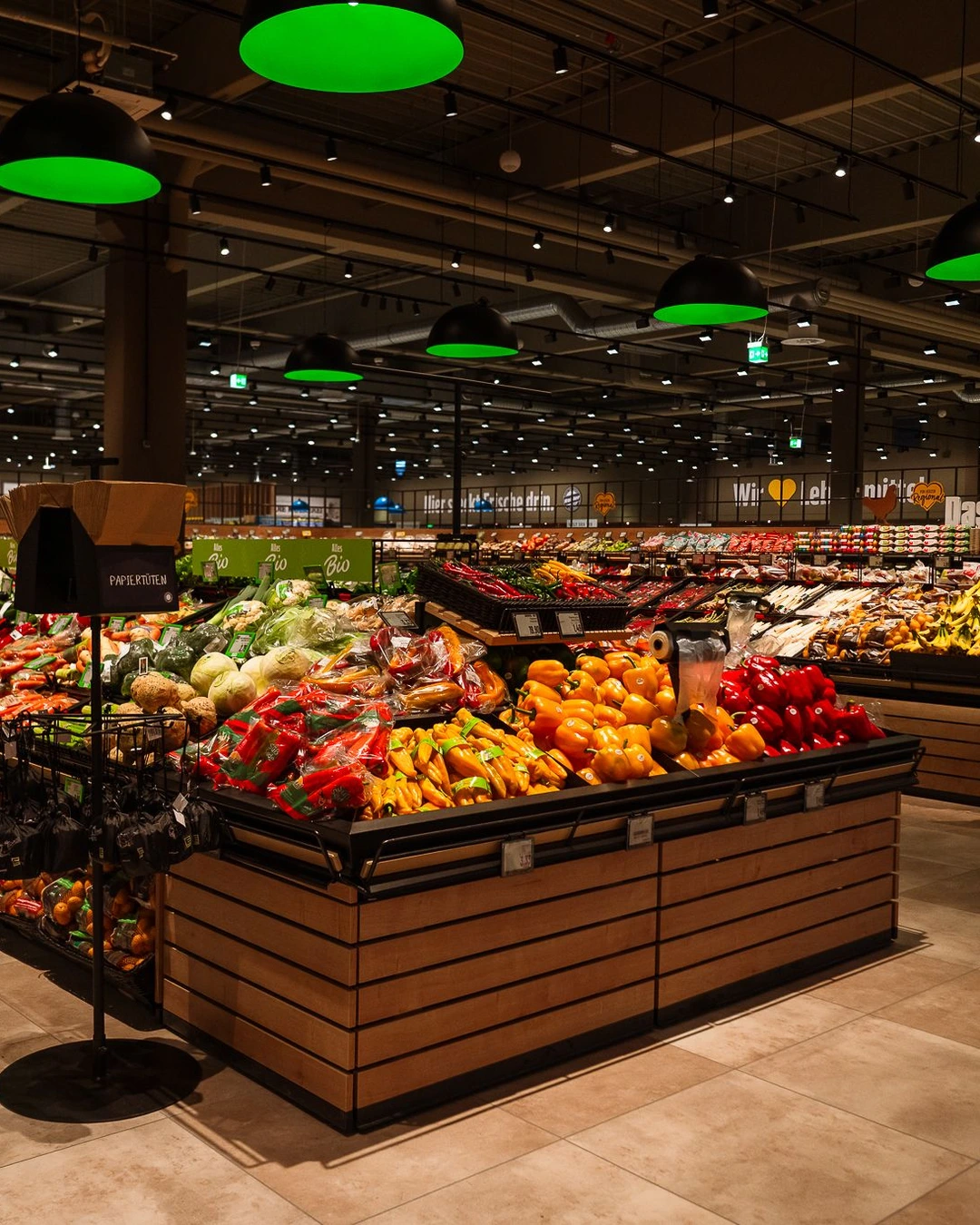 Farbenfrohe Vielfalt in unserer Obst und Gemüseabteilung.
