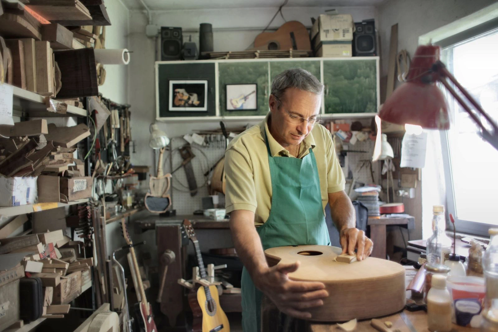 Zupfinstrumentenmacher/in - Gitarrenbau Titelbild