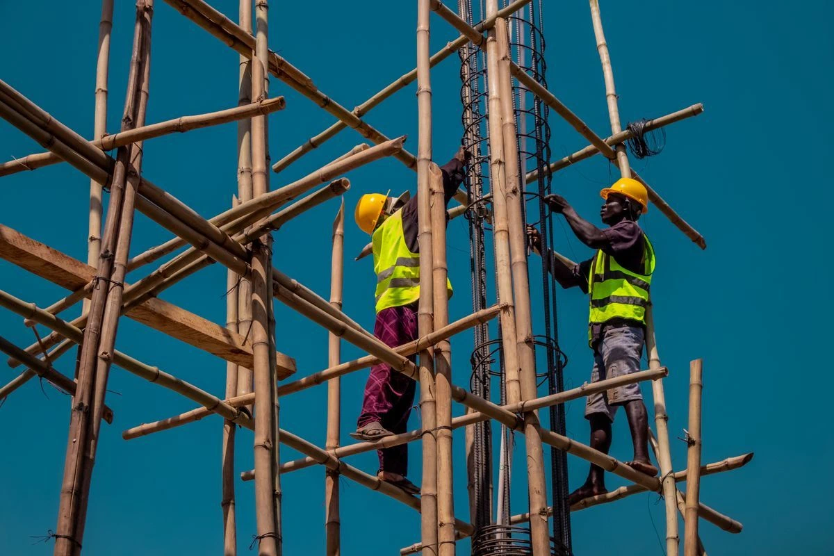 Auf Gerüst und Hebebühne arbeiten
